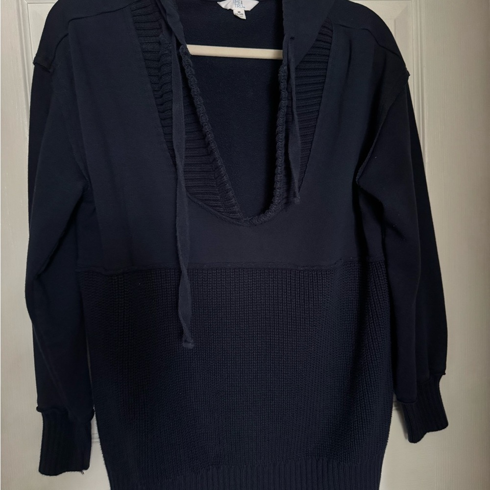 Time and Tru Women's Navy V-Neck Sweater